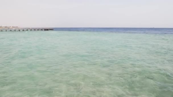 Denizde dalga beyaz köpük — Stok video