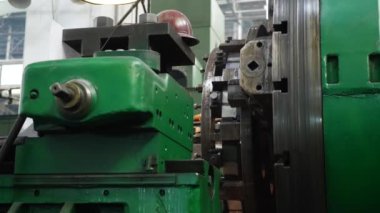 Kesme aleti işleme çelik metal şaft üzerinde torna makinesi