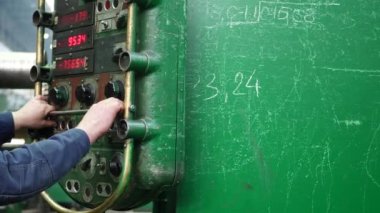Fabrikada yüksek hassasiyetli işleme metal kontrol paneli