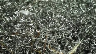 Metal Torna makinesinden hurda metal enkaz şeridi