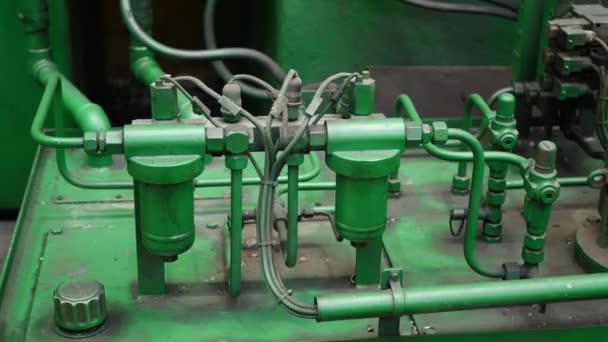Строительство гидравлических труб на токарном станке — стоковое видео