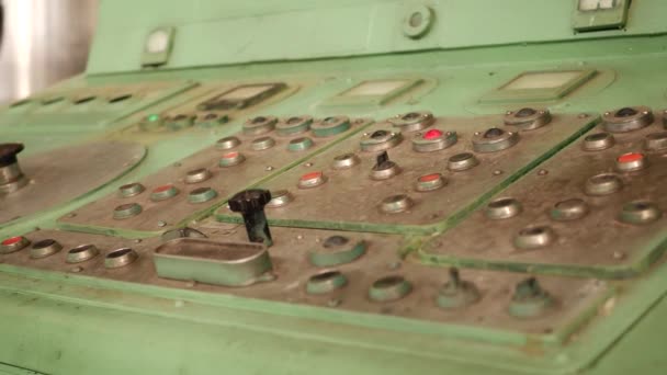 Старая панель управления обрабатывающим металлом на заводе — стоковое видео