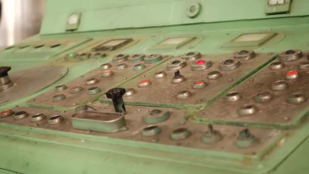 Altes Schaltpult der Metallbearbeitung in der Fabrik — Stockvideo