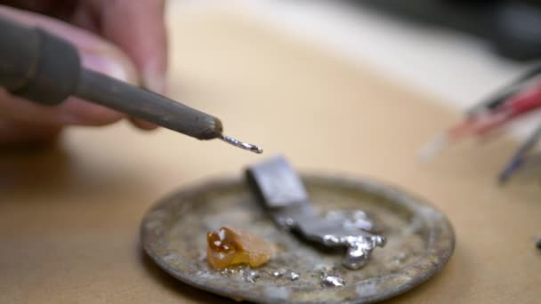 热吸烟焊接铁与松香和锡 — 图库视频影像