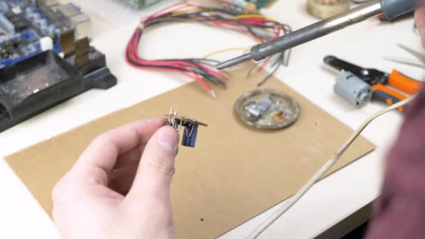 Reparación de dispositivos electrónicos, piezas de soldadura de estaño — Vídeos de Stock