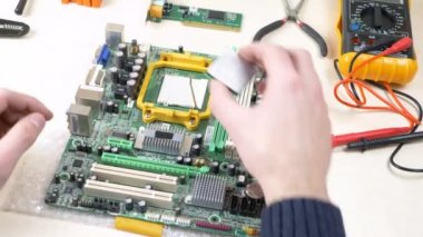 CPU yeşil anakart üzerinde yükleme