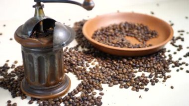 Kahve çekirdekleri ve klasik kahve öğütücüsü.