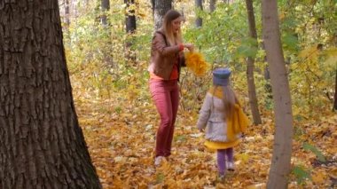 Anne çocuk ile birlikte sarı yaprak çelenk knits