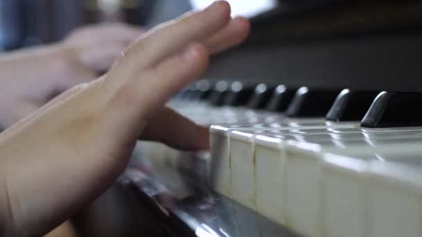 Piyano klavyesi üzerinde çocuk eller — Stok video