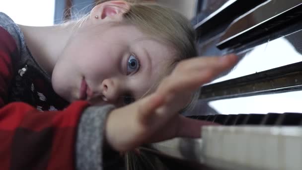Dívka pěti let unavená učením klavíru — Stock video