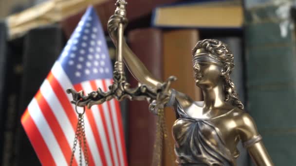 Pomnik Lady Justice z książkami i flagą USA — Wideo stockowe