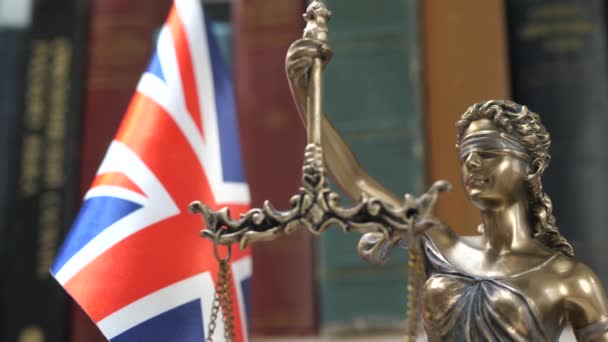 Estatua de Lady Justice con librería con libros y fondo de bandera del Reino Unido — Vídeo de stock