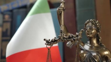 Kitap ve Italya bayrağı arka plan ile Bookshelf ile Lady Justice heykeli