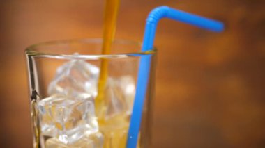 Buz küpü ile cam içine turuncu soda döküm