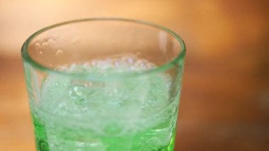 Köpüklü yeşil suda hava kabarcıkları ve köpükleri