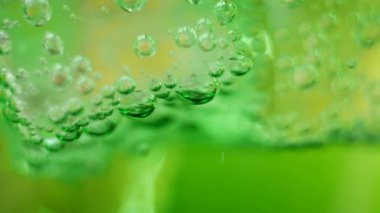 Köpüklü yeşil su cam Içinde hava kabarcıklar