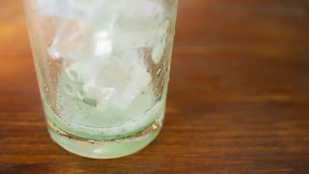 Kohlensäurehaltiges Limonadengetränk mit Blasen und Eis — Stockvideo