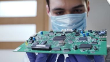 Genç erkek teknisyen ya da mühendis elektronik ekipman tamir ediyor