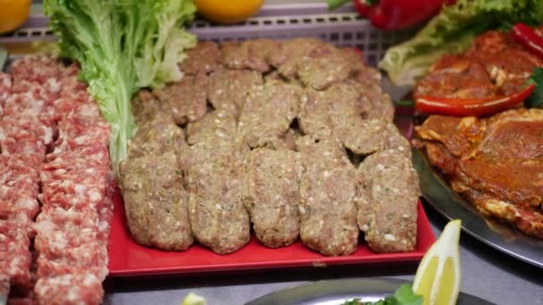 Мясо из свежего мяса с ингредиентами и овощами для приготовления пищи — стоковое видео