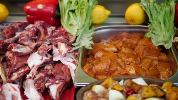 Čerstvé hovězí maso a kuře s kořením — Stock video