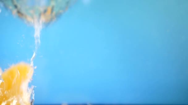 熟したミカンや水に落ちるマンダリンのスライス — ストック動画