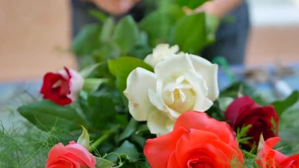 Florista mulher fazendo buquê de rosa, rosas brancas e vermelhas para Flower Shop — Vídeo de Stock