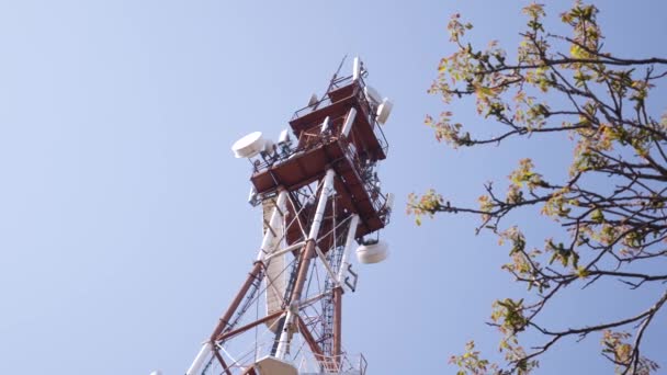 Башня передач в солнечный летний день — стоковое видео