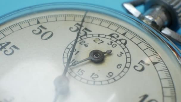Cronometro analogico in metallo su sfondo blu — Video Stock