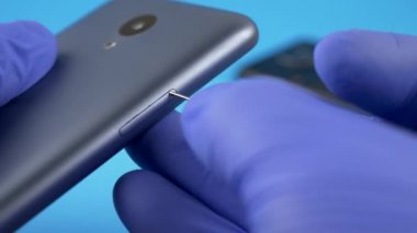Beyaz eldiven elinde nano SIM karttan smartphone çıkar