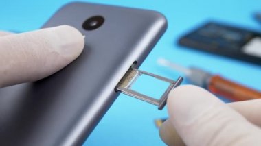El Beyaz Eldiven Akıllı Telefon dan Nano Sim Kart Yükler