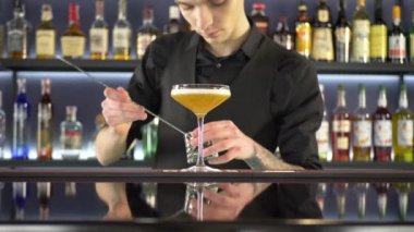 Alkollü içki yapım barmen