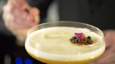Bar Tezgahında Camda Alkollü İçecek