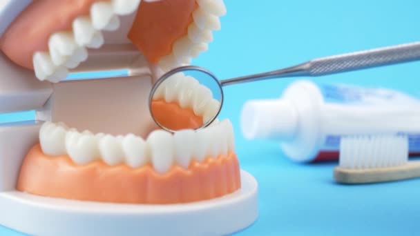 Zubní lékař zkoumá ústní dutiny