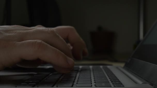 在黑暗的夜晚, 男人手在笔记本电脑键盘上打字 — 图库视频影像