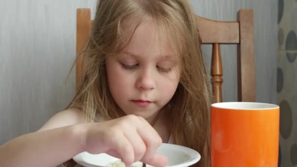 Little Girl Eats Pasta in Kitchen in the Morning — Stockvideo