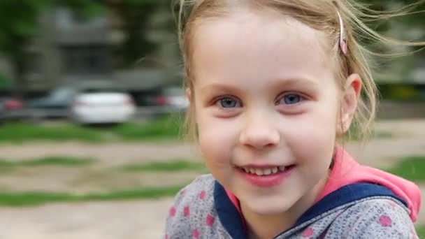Mała dziewczynka bawi się na placu zabaw — Wideo stockowe
