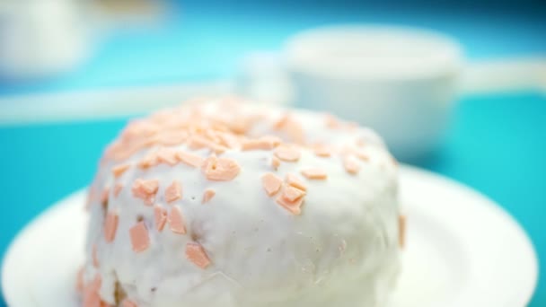 La leche condensada fluye en una deliciosa rosquilla dulce — Vídeos de Stock