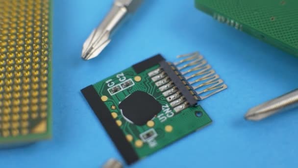 Placa de circuito verde eletrônica com microchip e transistores — Vídeo de Stock