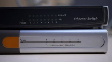 Ethernet Yönlendiricisi Çalışmaya Başlar ve Bağlı Veri Kablolarının Yanıp Sönme Işıkları