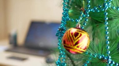 Renkli bir şekilde dekore edilmiş topları ile Noel ağacı