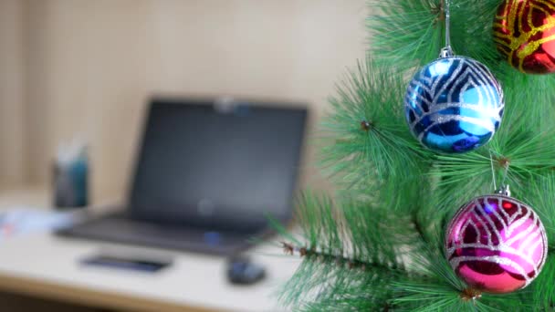 Gerente colgando bola de oro de Navidad en el árbol de Navidad — Vídeo de stock