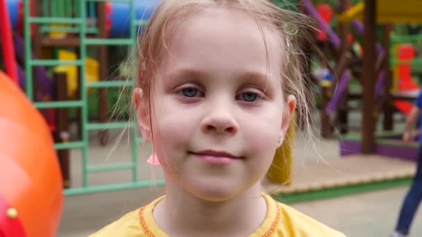 Pequena criança menina Clap Ones mãos no campo de jogos — Vídeo de Stock