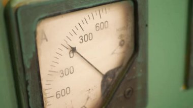 Eski Retro tozlu ölçüm analog ampermetre cihaz