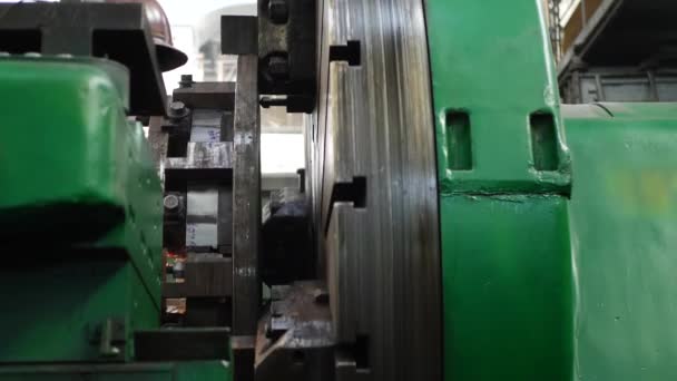 Processing Steel Shaft on Lathe Machine on Heavy Plant — 비디오