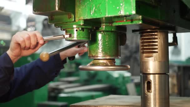 Panel de control de mecanizado de metal en fábrica — Vídeo de stock