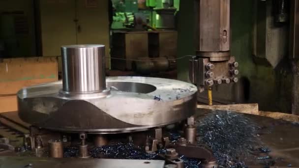 Fabrikada yüksek hassasiyetli işleme metal kontrol paneli CNC makine — Stok video