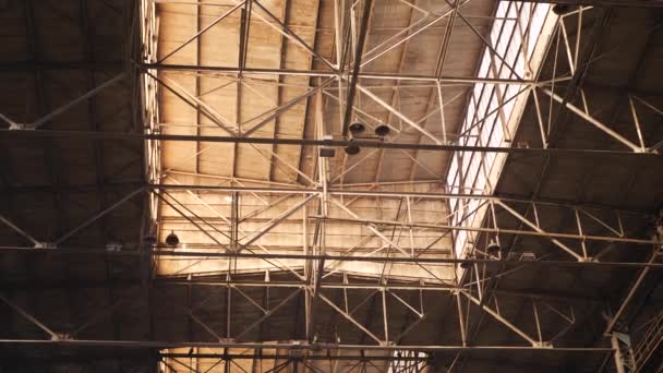 Ancien hall industriel avec poutres métalliques sous plafond — Video