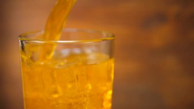 Buz küpü ile soğuk cam içine dökme turuncu limonata