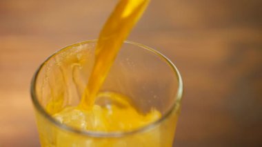 Kabarcıklar ve buz ile karbonlu soda Içecek