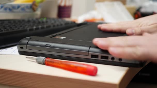 Technicus installeren van Batterij in Laptop — Stockvideo